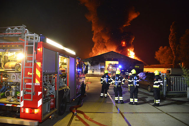 2017/172/20170828-05u21 GB 009 Zeer grote brand Raasdorperweg.jpg